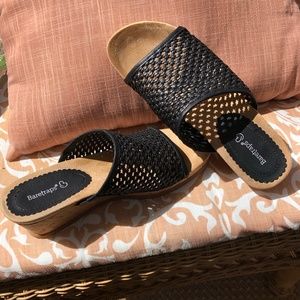 Beartraps Women’s Black Flossy Wedges